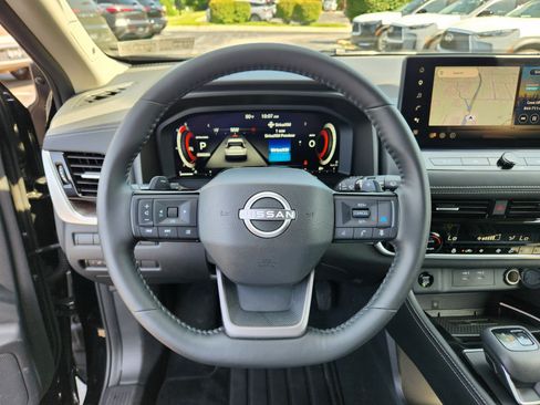 Used 2025 Nissan Rogue Platinum FWD image 18