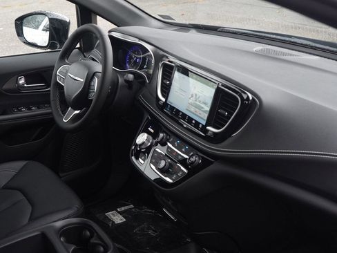 New 2026 Chrysler Pacifica Select image 70