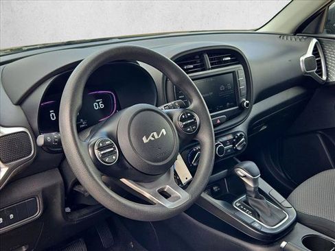 Used 2025 Kia Soul LX w/ LX Technology Package FWD image 9