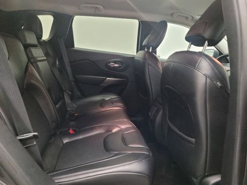 Used 2019 Jeep Cherokee Latitude Plus w/ Comfort/Convenience Group FWD image 19