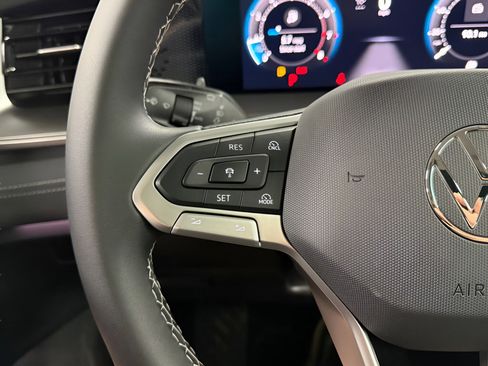 Used 2025 Volkswagen Tiguan SE image 13