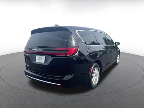 Used 2025 Chrysler Pacifica Select image 14