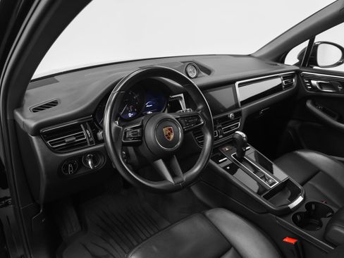 Certified 2023 Porsche Macan image 4