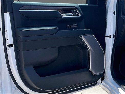 Certified 2022 Chevrolet Silverado 1500 High Country w/ Technology Package AWD/4WD image 19