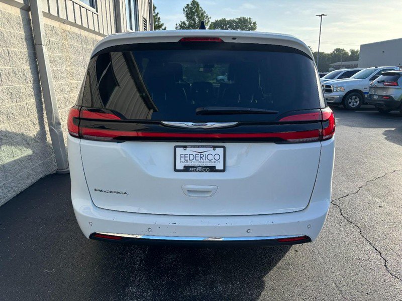 Used 2023 Chrysler Pacifica Touring-L FWD image 4