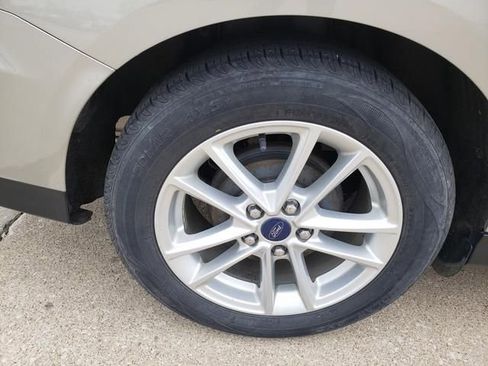 Used 2016 Ford Focus SE w/ SE Power Seat Package FWD image 28