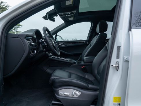 Certified 2025 Porsche Macan AWD/4WD image 25