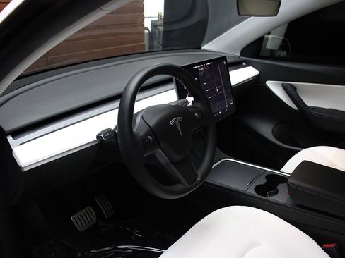 Used 2022 Tesla Model Y Performance image 27