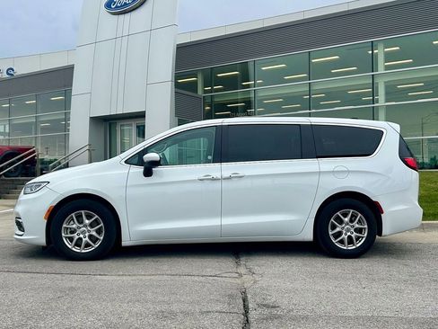 Used 2023 Chrysler Pacifica Touring-L FWD image 3