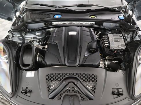Used 2020 Porsche Macan Turbo image 30