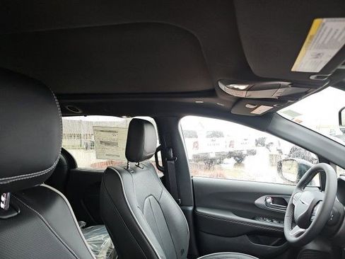 New 2026 Chrysler Pacifica Limited image 13