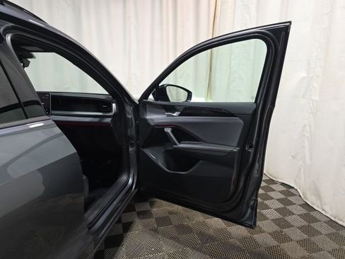 Used 2025 Volkswagen Tiguan SE R-Line image 33
