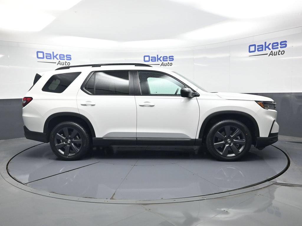 Used 2025 Honda Pilot Sport image 8