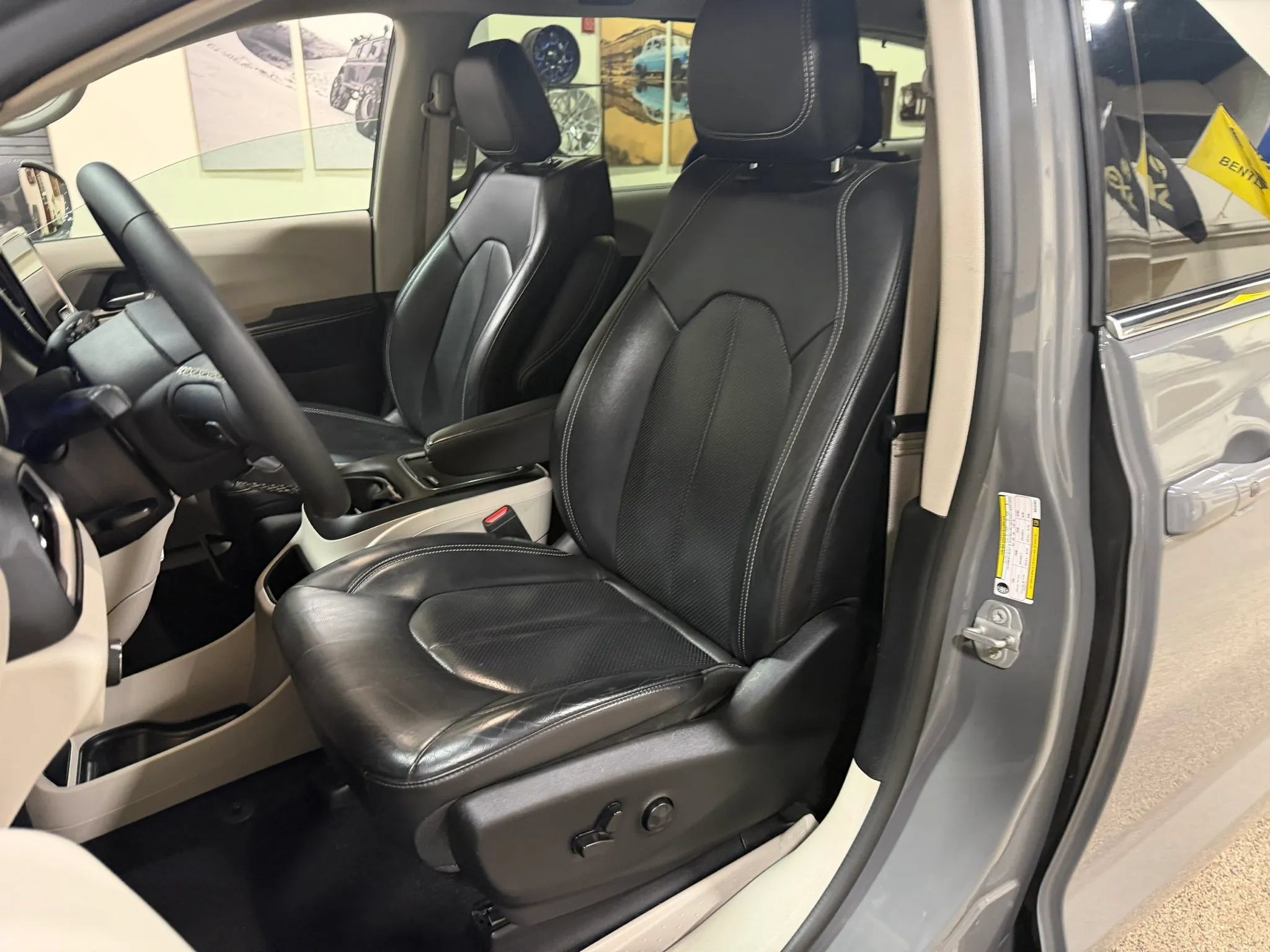 Used 2022 Chrysler Pacifica Touring-L FWD image 41