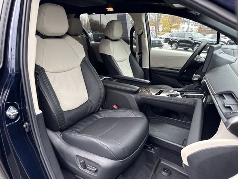 Used 2025 Toyota Sienna Platinum image 28