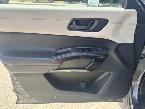 Used 2024 Nissan Pathfinder SV FWD image 19