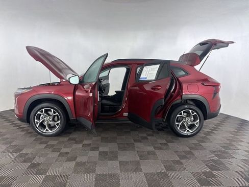 Used 2025 Chevrolet Trax LT w/ LT Convenience Package image 11