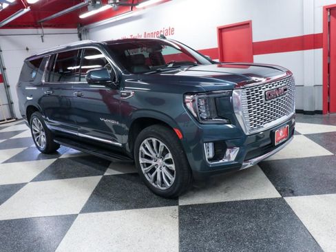 Used 2021 GMC Yukon XL SLT w/ SLT Premium Package AWD/4WD image 3