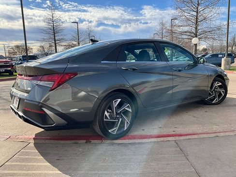 Used 2025 Hyundai Elantra Limited image 6