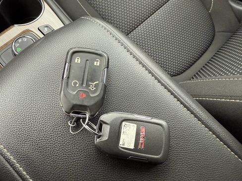 Used 2023 GMC Acadia SLE w/ Driver Convenience Package image 13