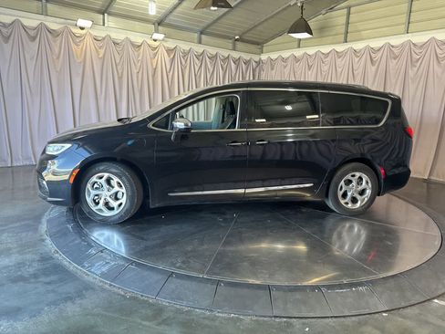 Used 2021 Chrysler Pacifica Limited w/ Uconnect Theater Family Group FWD image 4