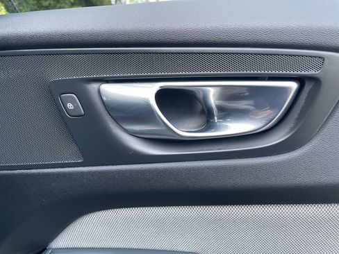 Used 2022 Volvo XC60 B5 R-Design image 19