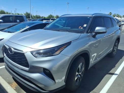 Used 2021 Toyota Highlander XLE image 1