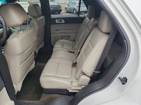 Used 2014 Ford Explorer XLT w/ Equipment Group 202A AWD/4WD image 17