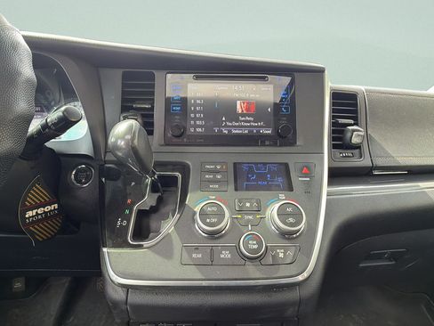 Used 2017 Toyota Sienna SE Premium FWD image 11