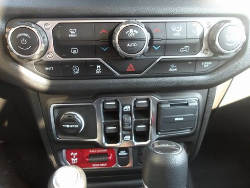 New 2025 Jeep Gladiator Willys image 16