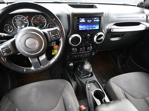 Used 2014 Jeep Wrangler Unlimited Sahara w/ Dual Top Group AWD/4WD image 15