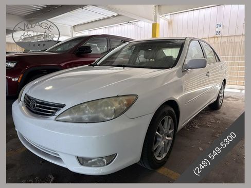 Used 2005 Toyota Camry LE FWD image 1
