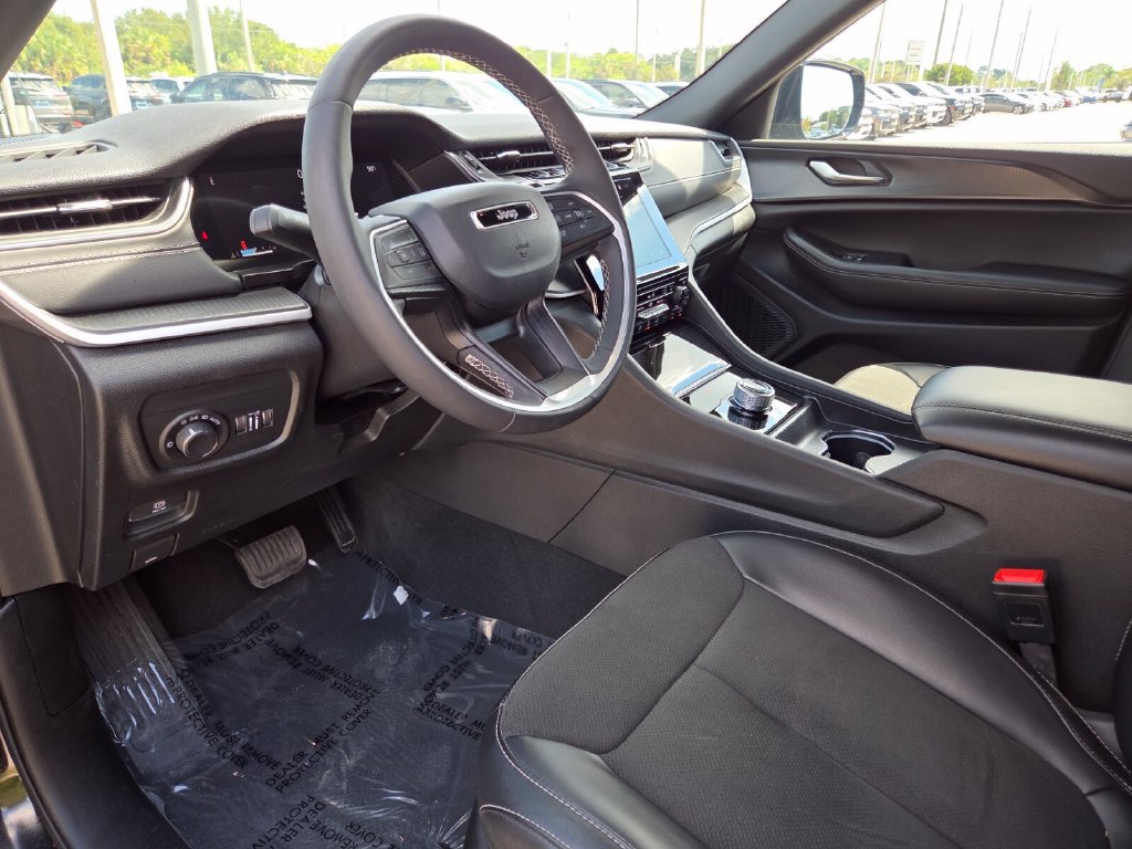 Used 2025 Jeep Grand Cherokee Altitude AWD/4WD image 29