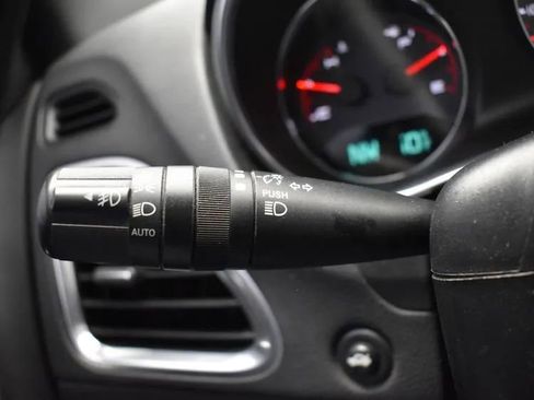 Used 2013 Dodge Avenger SXT image 24