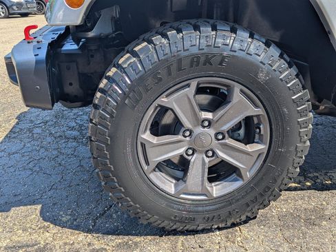 Used 2018 Jeep Wrangler Unlimited Rubicon w/ Max Tow Package AWD/4WD image 39