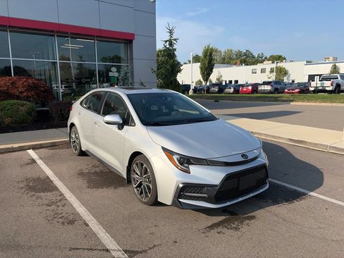 Used 2022 Toyota Corolla SE w/ SE Premium Package FWD image 2