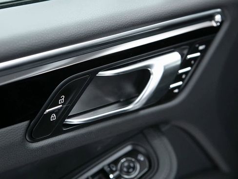 Certified 2025 Porsche Macan image 19