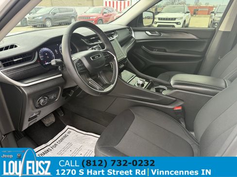 Used 2023 Jeep Grand Cherokee Laredo image 12