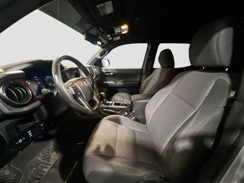 Used 2016 Toyota Tacoma TRD Sport image 15