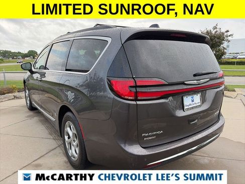 Used 2023 Chrysler Pacifica Limited FWD image 5