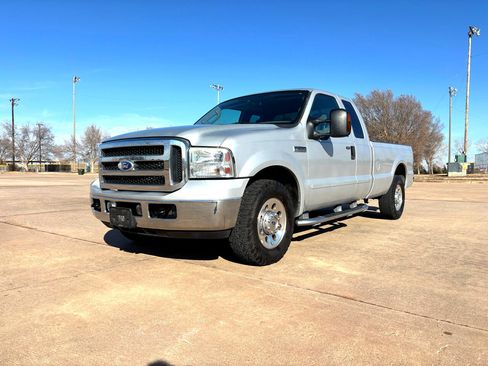 Used 2006 Ford F250 Lariat image 3