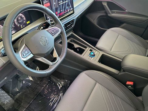 New 2026 Volkswagen Tiguan SE image 9