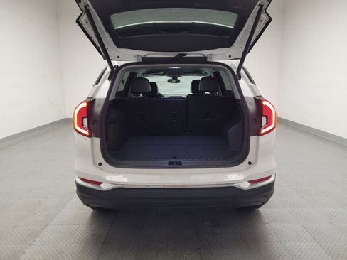 Used 2024 GMC Terrain SLT image 29