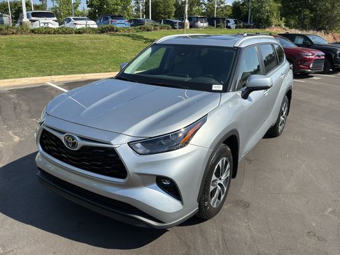 Used 2025 Toyota Highlander XLE AWD/4WD image 5