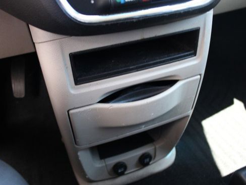 Used 2015 Chrysler Town & Country Touring image 31