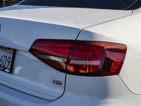 Used 2017 Volkswagen Jetta SE image 7