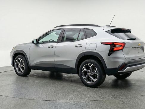 Used 2025 Chevrolet Trax LT FWD image 6
