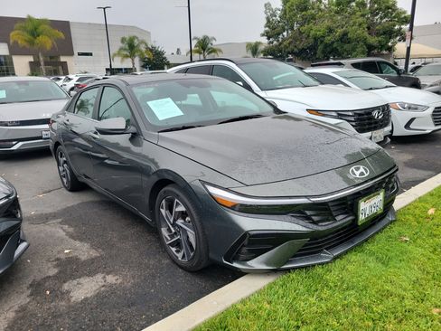 Used 2025 Hyundai Elantra Limited FWD image 3