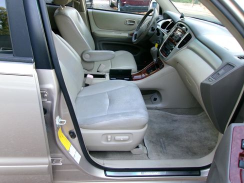 Used 2004 Toyota Highlander 4WD V6 w/ 3rd Row image 5