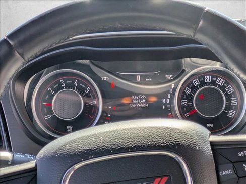 Used 2015 Dodge Challenger SXT image 21